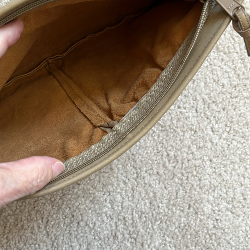 🌻 Taupe leather zipper clutch. EUC - Picture 3 of 7